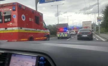 Za križovatkou Košická sa zrazilo auto s kamiónom, doprava smerom na Strečno kolabuje
