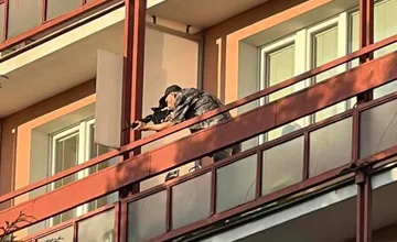 Starší muž na Hlinách mieril zbraňou z balkóna rovno na ulicu. Obyvatelia sú vydesení