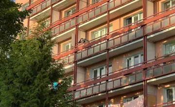 Muža mieriaceho zbraňou z balkóna na Hlinách polícii nahlásili až po hodinách. Zadržali ho