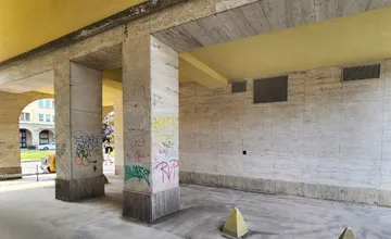 Čistenie posprejovaných fasád na Bulvári stojí 70-tisíc eur, ľudia naň nemajú. Mesto spúšťa zbierku