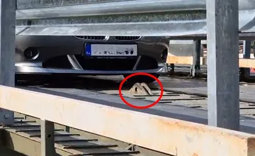 VIDEO: Vodiči s nízkymi podvozkami cúvajú z dočasného mosta v Porúbke, trčia z neho kovové časti