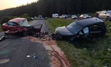 Cestu na Orave uzavrela vážna nehoda, pre zranených priletel vrtuľník (FOTO)