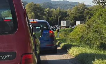 Na ceste I/11 medzi Žilinou a Kysucami havarovali tri autá, tvoria sa kolóny