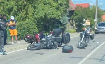 Hlavný ťah cez Oravu je upchatý, v obci došlo k havárii auta a dvoch motorkárov