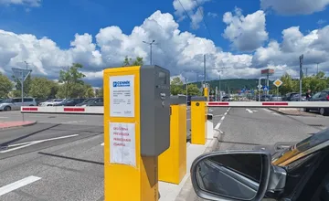 Parkovací systém pred obchodným centrom Dubeň je spustený! Pozrite si cenník