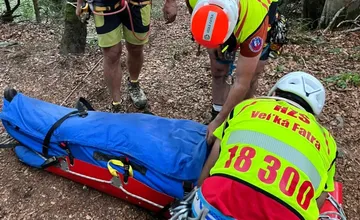 Mladík skolaboval na ferrate nad Martinom. Záchranári ho ťahali 400 metrov cez skalný terén