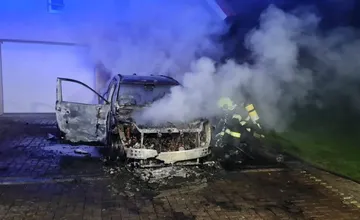 FOTO: V obci Dlhé Pole zhorel plug-in hybrid, škoda dosahuje 80-tisíc eur 