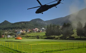 FOTO: Hasiči aj vojaci bojujú s požiarom v obci Likavka. Horí v oblasti s piatym stupňom ochrany
