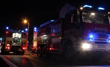 Výbuch na Orave spôsobil tisícové škody. Hasiči zamierili ku karavanu krátko pred polnocou