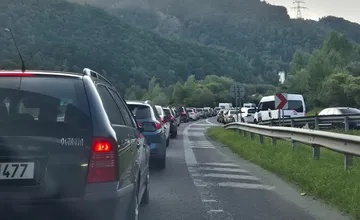Cesta pod Strečnom sa upcháva už krátko po poludní. V kolóne stratíte desiatky minút