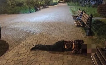 V Ružomberku na zemi ležal nevládny muž, okoloidúci ho nedokázali prebrať. V blízkosti našli ďalšieho