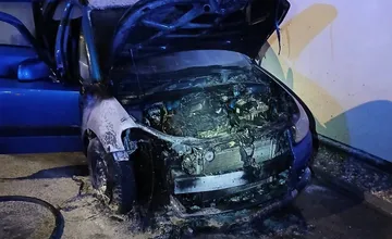FOTO: Podpaľači vyčíňali na Orave. Zhorelo auto, ktoré stálo pri rodinnom dome