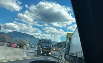 Na obchádzkovom moste v Porúbke sa zasekol kamión. Rátajte so zdržaním