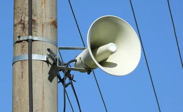 Z mestského rozhlasu na Liptove sa bude ľuďom prihovárať umelá inteligencia. Hlásateľa vraj nenašli