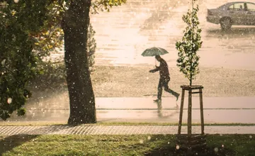 Žilinčania, pripravte sa na ochladenie! Čaká nás dážď, búrky a teploty ako na jeseň