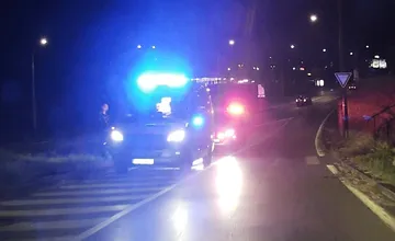 Na ulici Vysokoškolákov zasahujú záchranné zložky. Na ceste je položená kolobežka