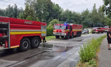 VIDEO: Na Rosinkách zhorela strecha rodinného domu, dym bolo vidieť z celého mesta