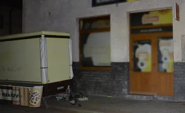 Hádka pred krčmou na Kysuciach vyústila do útoku nožom. Žena bodla svoju rovesníčku tesne pri srdci