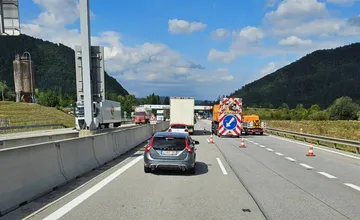 V smere na Kysuce vodiči hlásia kolóny. Maľovanie čiar predĺžilo cestu o desiatky minút