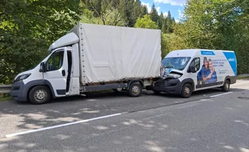 Na Kysuciach sa zrazili dve dodávky, na cestu vytiekli nebezpečné látky