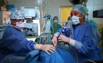 V Žiline zachránili zrak pacientovi so zriedkavým ochorením. Takúto operáciu robili prvýkrát