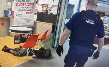 Na zemi stávkovej kancelárie na Liptove zaspal muž. Neunavilo ho však čakanie na šťastie 