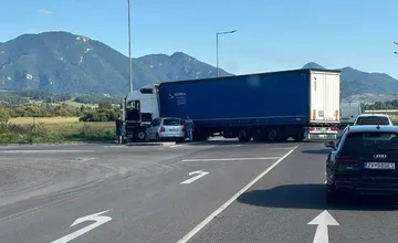 Hlavný ťah cez Turiec zablokovala nehoda auta s kamiónom, zasahujú hasiči