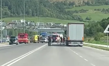 Pri Žiline sa zrazila dodávka s motocyklistom. Na mieste sú zranení, cestu uzavreli