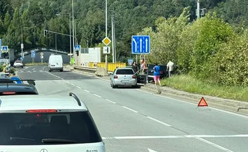 Na Kragujevskej ulici došlo k nehode, auto takmer skončilo v Rajčianke