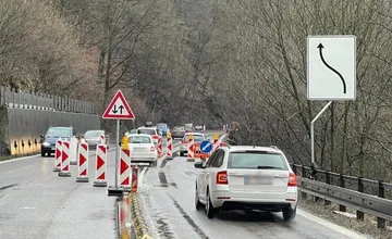 Zosunutý úsek cesty pod Strečnom opravia za 915-tisíc eur. Na rekonštrukciu sa čakalo vyše dva roky