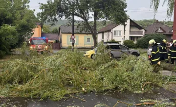Silný vietor zhadzuje stromy v Žilinskom kraji. Na Kysuciach spadol priamo na rodinný dom