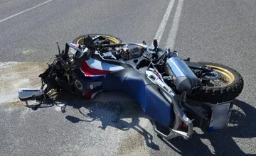 Vodič dodávky pri Mobise nedal prednosť motorkárovi. Ten skončil zranený v nemocnici