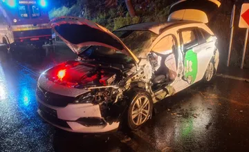 FOTO: Na ceste pod Strečnom zachytil kamión tri autá, jedno bolo taxík. Došlo aj k zraneniam
