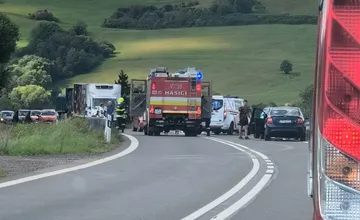 Cesta I/18 je neprejazdná kvôli zrážke motocyklistu s autom. Na mieste sú zranení