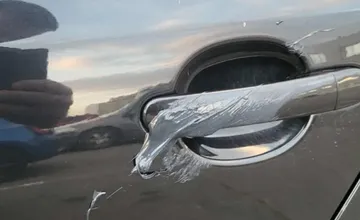 Nenávisť medzi vodičmi na Vlčincoch pokračuje. Kľučky a kapoty pokrývajú chemikálie