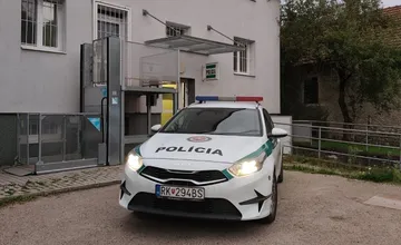 Muž sa so zraneným chlapčekom zasekol v kolóne. Vďaka policajtom sa dostal do nemocnice včas