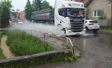 Na Žilinský kraj mieria búrky, niekde začnú už pred polnocou. Voda môže zatopiť cesty