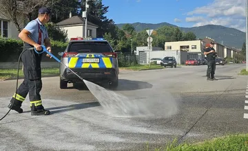 Na cestu prvej triedy vytiekla nebezpečná látka. Nafta pokrýva takmer kilometer