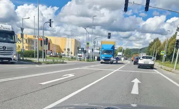 Pri Sconte sa zrazilo nákladné auto s osobným, upcháva sa Košická aj cesta pod Strečnom