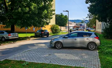 Už nemusia parkovať na blate a prachu. V Čadci sa pripravujú na zmenu parkovacej politiky