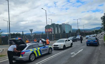 Ďalšia nehoda na križovatke v Bytči. Havarované autá blokujú jazdný pruh