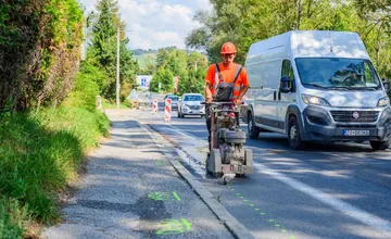 Pri frekventovanej ceste začali s opravou chodníka. Ľudí prosia o maximálnu pozornosť
