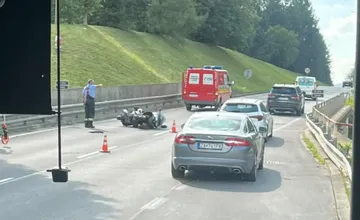 Pri nehode v Žiline sa zranil motorkár. Záchranné zložky zasahujú na Nemocničnej