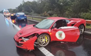 Vodič Ferrari nezvládol jazdu na mokrej ceste. Náraz do zvodidiel ho bude stáť 200-tisíc eur