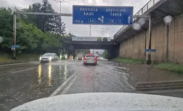 Na horách hrozí víchrica, nižšie lejak: Sever Slovenska čakajú upršané dni