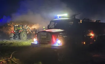 FOTO: Balíky sena skončili v plameňoch. Nočný požiar pri Martine hasili profesionáli aj dobrovoľníci