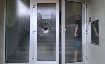 Kto to urobil? Mestská polícia hľadá páchateľa, ktorý rozbil dvere do bytovky