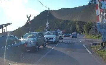 VIDEO: Omrzel ich život? Vodiči v Rajeckých Tepliciach stáli v kolóne priamo na koľajniciach