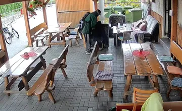VIDEO: V obci pri Žiline úradoval za bieleho dňa zlodej. Zákazníkovi podniku zobral peňaženku