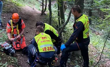 Na parkovisku v Terchovej sa zranil chlapec, utrpel reznú ranu. Ratovala ho horská služba